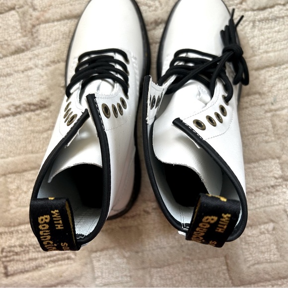 NIB Dr. Martens Soft Leather Zavala Lace-Up Boots White 37 - Picture 7 of 8
